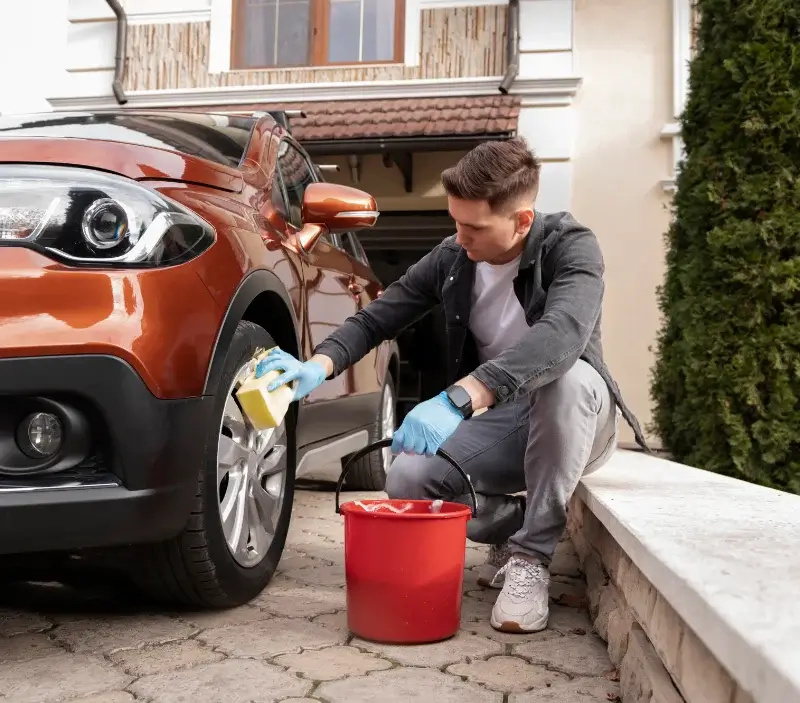 Lavage auto à domicile Olcani : professionnel intervenant sur un véhicule